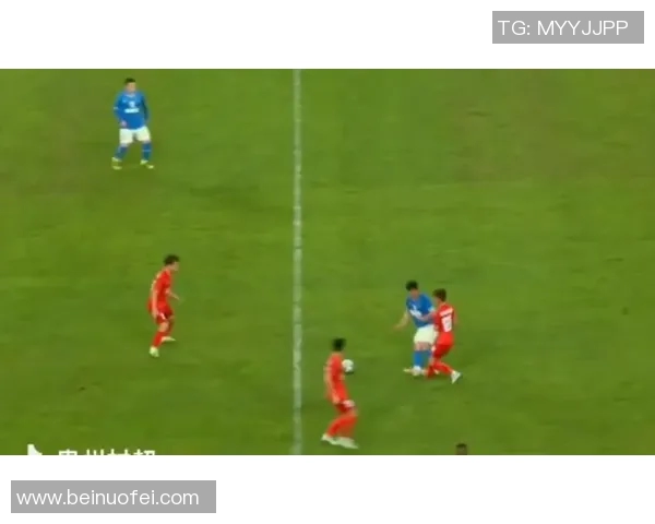 当足球球星在赛场被犯规时激情与公正交织的瞬间解析